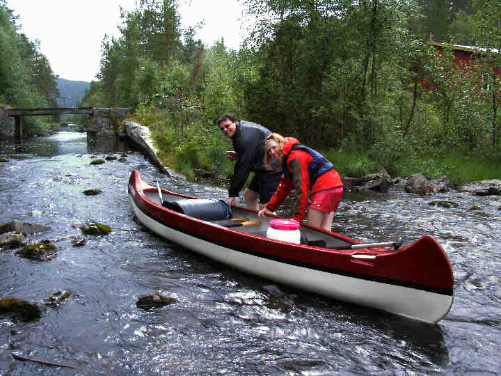 Paddling against the current to lake Tjågevatn